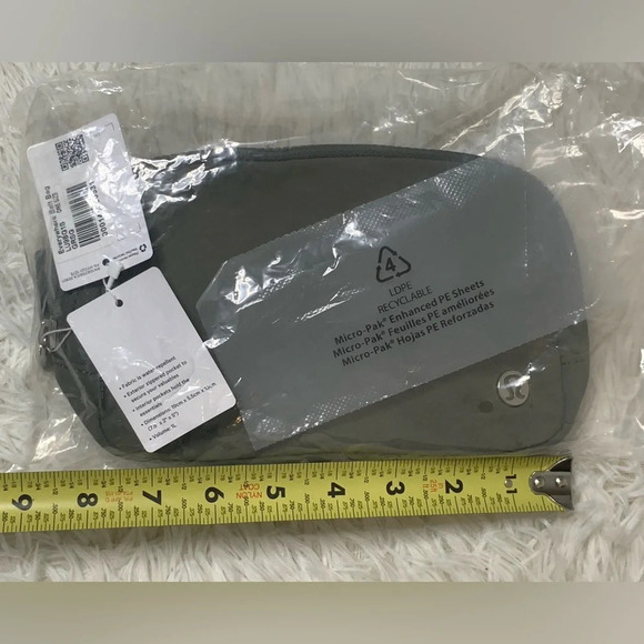 Lululemon Athletica Everywhere belt bag 1L, Grey Sage, SOLD OUT ONLINE - Picture 9 of 13